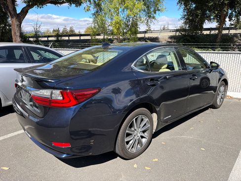 Used 2018 Lexus ES 300h w/ Navigation Package FWD image 2
