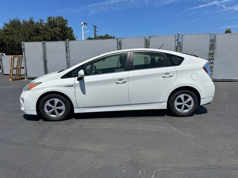 Used 2015 Toyota Prius Two FWD image 2