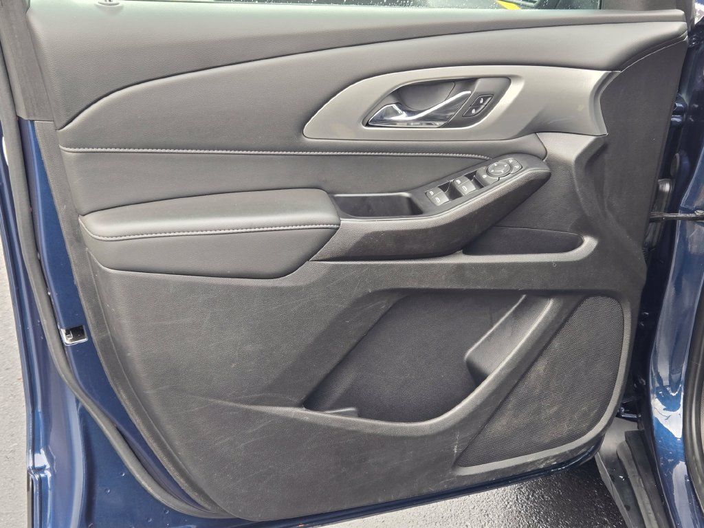 Used 2023 Chevrolet Traverse LT FWD image 29