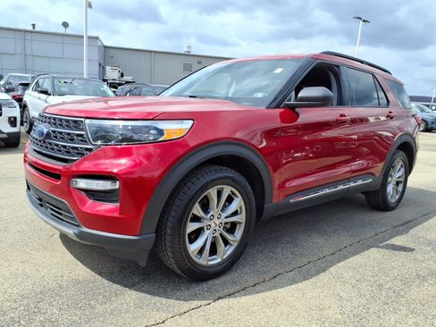 Used 2023 Ford Explorer XLT w/ Equipment Group 202A image 3