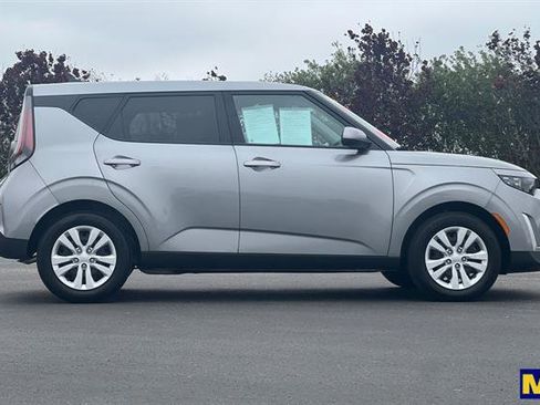 Used 2025 Kia Soul LX image 3