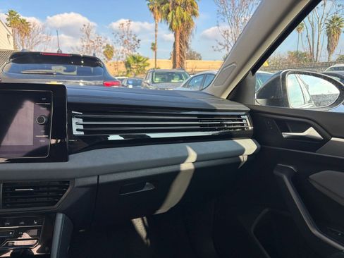 Used 2025 Volkswagen Jetta SE image 40