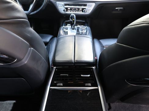 Used 2016 BMW 750i xDrive image 30