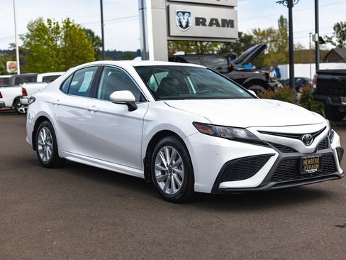 Used 2024 Toyota Camry SE FWD image 8
