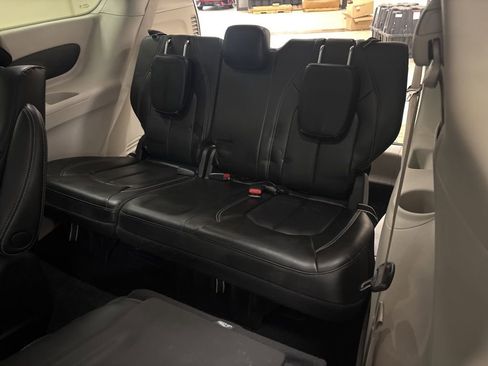 Used 2023 Chrysler Pacifica Touring-L image 31
