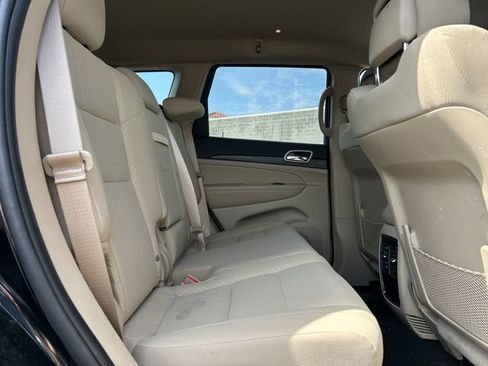 Used 2021 Jeep Grand Cherokee Laredo AWD/4WD image 31