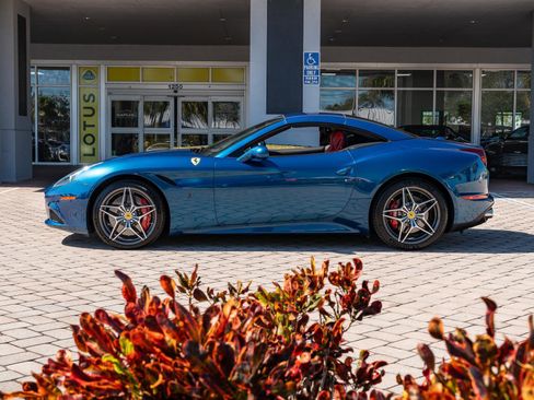 Used 2016 Ferrari California T image 25