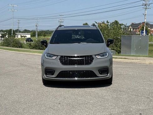 Used 2025 Chrysler Pacifica Limited FWD image 2