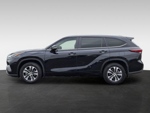 Used 2024 Toyota Highlander XLE AWD/4WD image 7