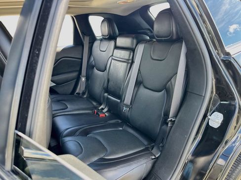 Used 2016 Jeep Cherokee Overland w/ Technology Group FWD image 24
