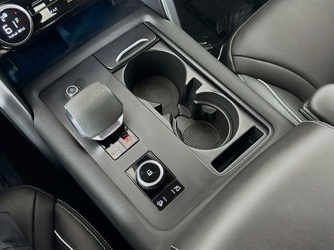 Used 2024 Land Rover Discovery Metropolitan Edition image 15