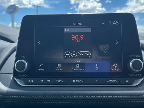 Used 2025 Nissan Rogue SV AWD/4WD image 16