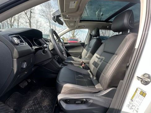 Used 2021 Volkswagen Tiguan SE w/ Panoramic Sunroof Package image 23