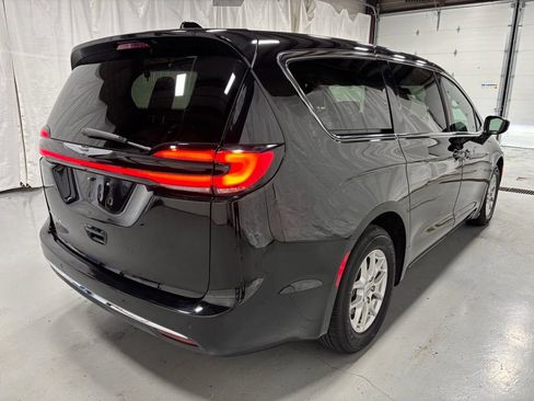 Used 2025 Chrysler Pacifica Select FWD image 7