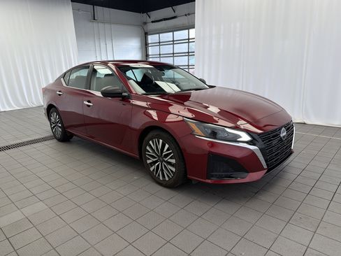 Used 2024 Nissan Altima 2.5 SV FWD image 3