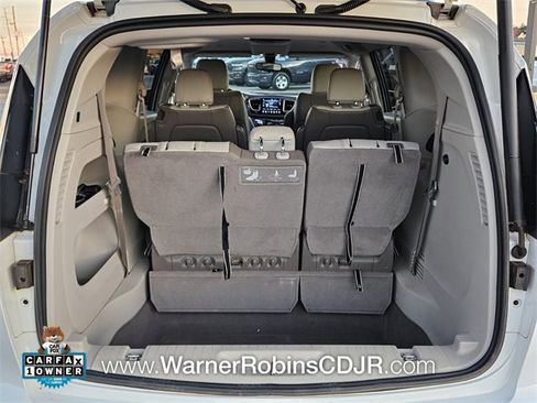 Used 2018 Chrysler Pacifica Touring-L image 13