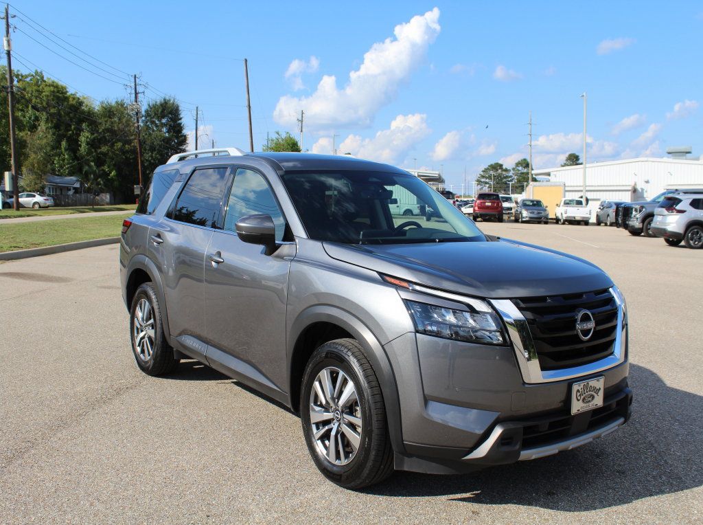 Used 2025 Nissan Pathfinder SL AWD/4WD image 3