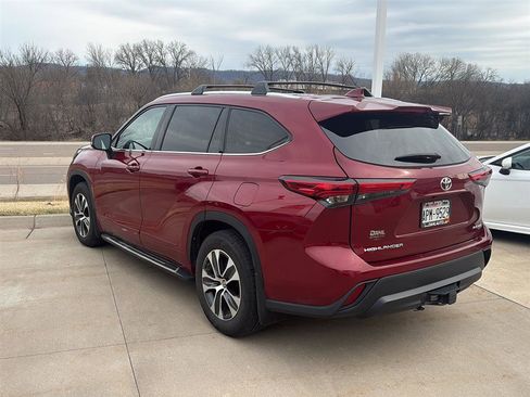 Used 2021 Toyota Highlander XLE image 5