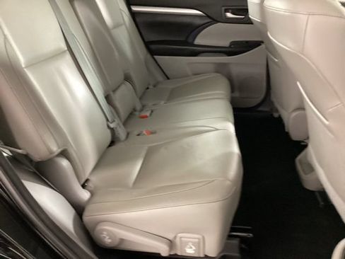Used 2018 Toyota Highlander XLE AWD/4WD image 25