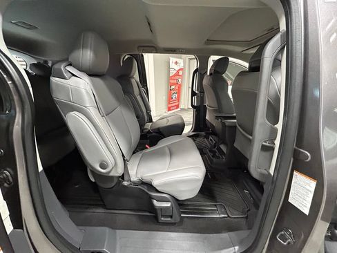 Used 2022 Toyota Sienna XLE FWD image 45