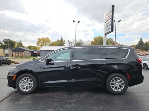 New 2026 Chrysler Pacifica Select image 5