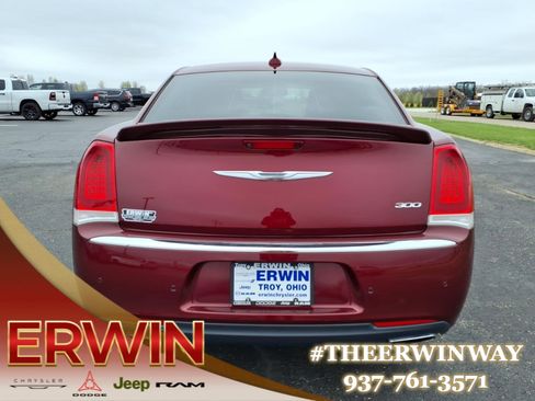 Used 2017 Chrysler 300 Limited w/ 300 Premium Group image 6