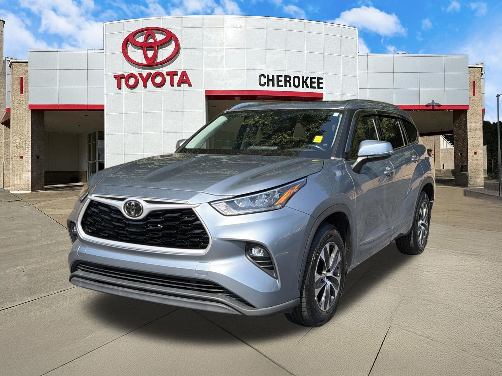 Used 2020 Toyota Highlander XLE FWD image 1