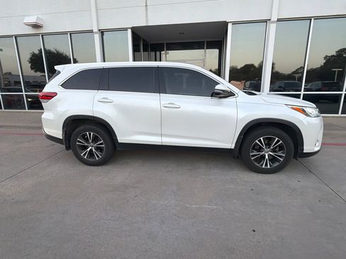 Used 2019 Toyota Highlander LE FWD image 5