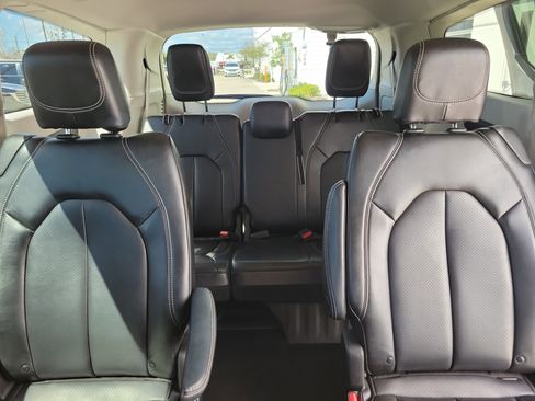 Used 2023 Chrysler Pacifica Touring-L image 18