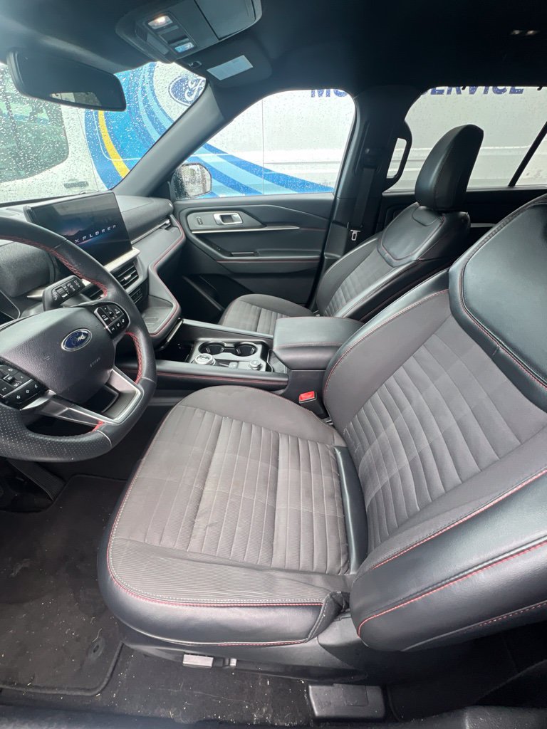 Used 2025 Ford Explorer ST-Line w/ Premium Package RWD image 3