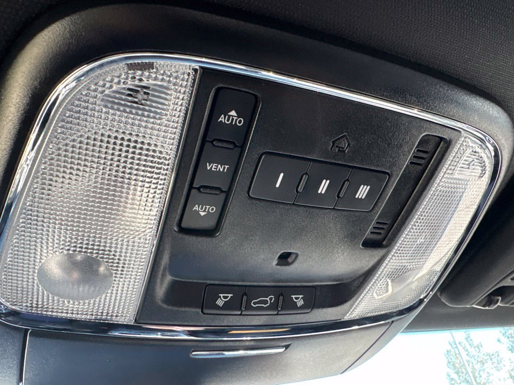Used 2020 Jeep Grand Cherokee Limited AWD/4WD image 30
