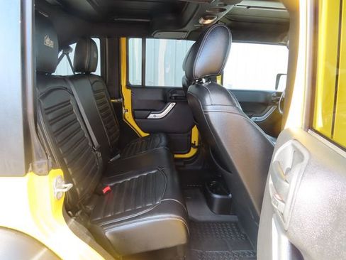 Used 2015 Jeep Wrangler Unlimited Rubicon w/ Connectivity Group AWD/4WD image 31