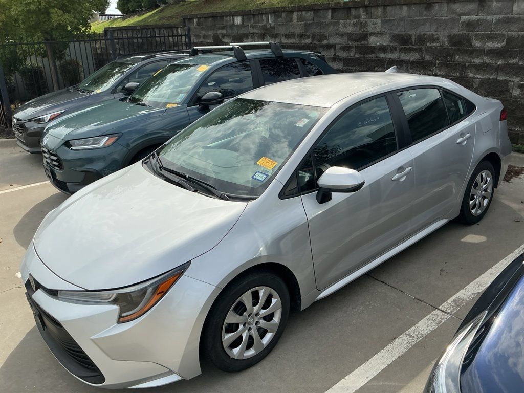 Used 2025 Toyota Corolla LE FWD image 3