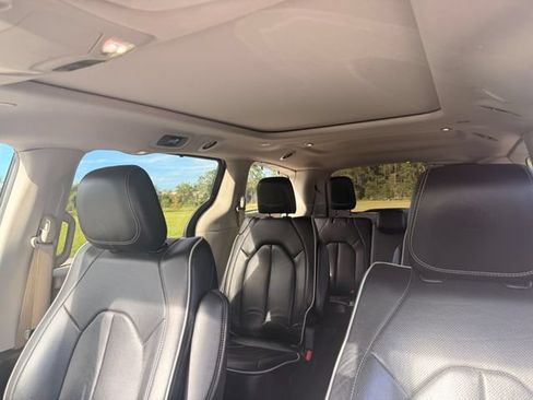 Used 2023 Chrysler Pacifica Limited FWD image 10