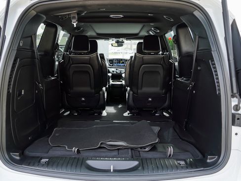 Used 2023 Chrysler Pacifica Limited w/ Uconnect Theater Family Group FWD image 14