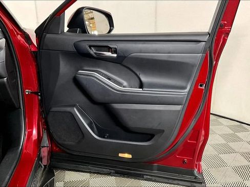 Used 2022 Toyota Highlander XLE image 24