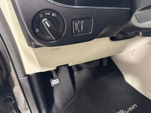 Used 2016 Dodge Grand Caravan SE image 14