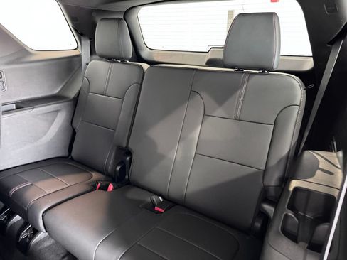 Used 2023 Chevrolet Traverse RS AWD/4WD image 11