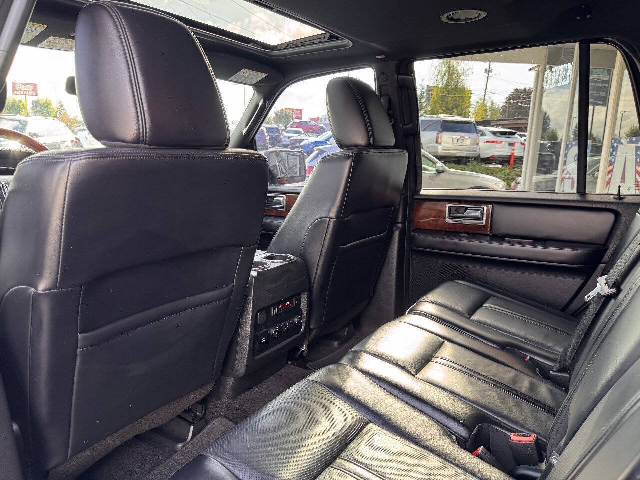 Used 2017 Lincoln Navigator Select RWD image 29