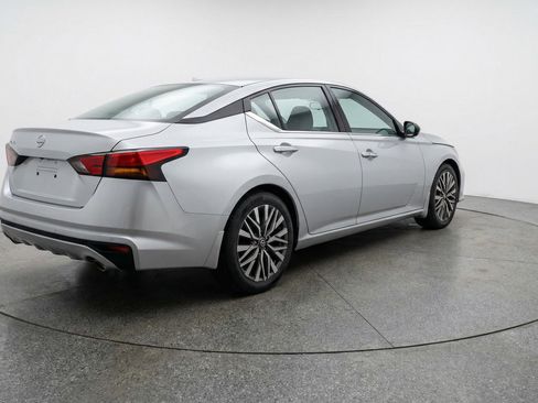 Used 2025 Nissan Altima 2.5 SV FWD image 9