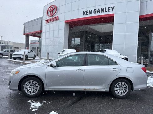 Used 2012 Toyota Camry LE image 2