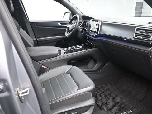 Used 2024 Volkswagen Atlas Cross Sport SEL R-Line AWD/4WD image 29