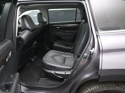 Certified 2021 Toyota Highlander Platinum AWD/4WD image 30