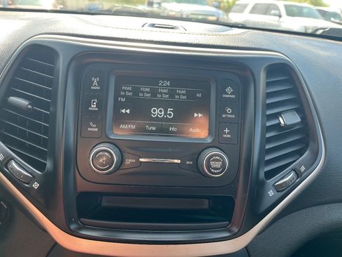 Used 2018 Jeep Cherokee Latitude AWD/4WD image 13