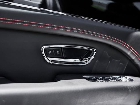 Used 2021 Bentley Bentayga AWD/4WD image 32