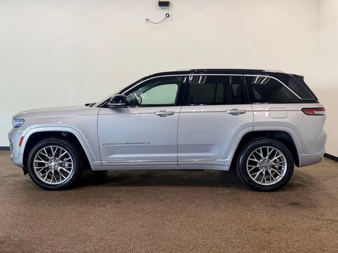 Used 2023 Jeep Grand Cherokee Summit w/ Luxury Tech Group V AWD/4WD image 2