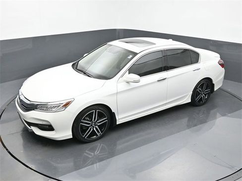 Used 2017 Honda Accord Touring image 15