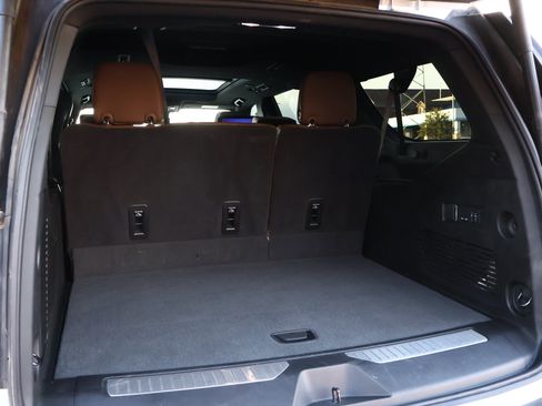 Certified 2025 Chevrolet Suburban High Country image 32