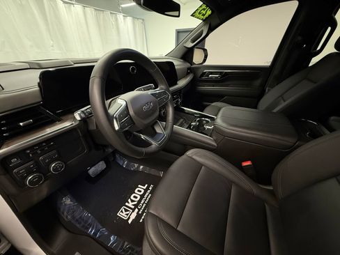 Used 2025 Chevrolet Suburban Z71 image 11