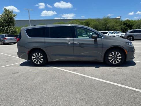 Used 2023 Chrysler Pacifica Touring-L FWD image 6